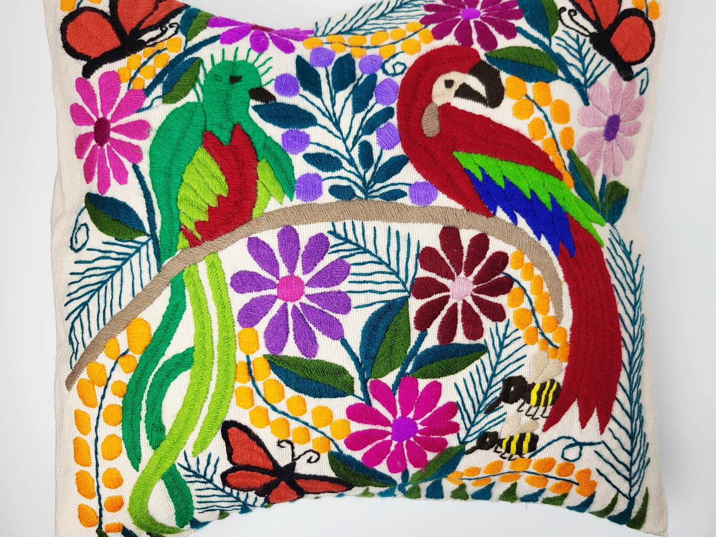 Von mexikanischen Indigenen besticktes und gewebter Kissenbezug