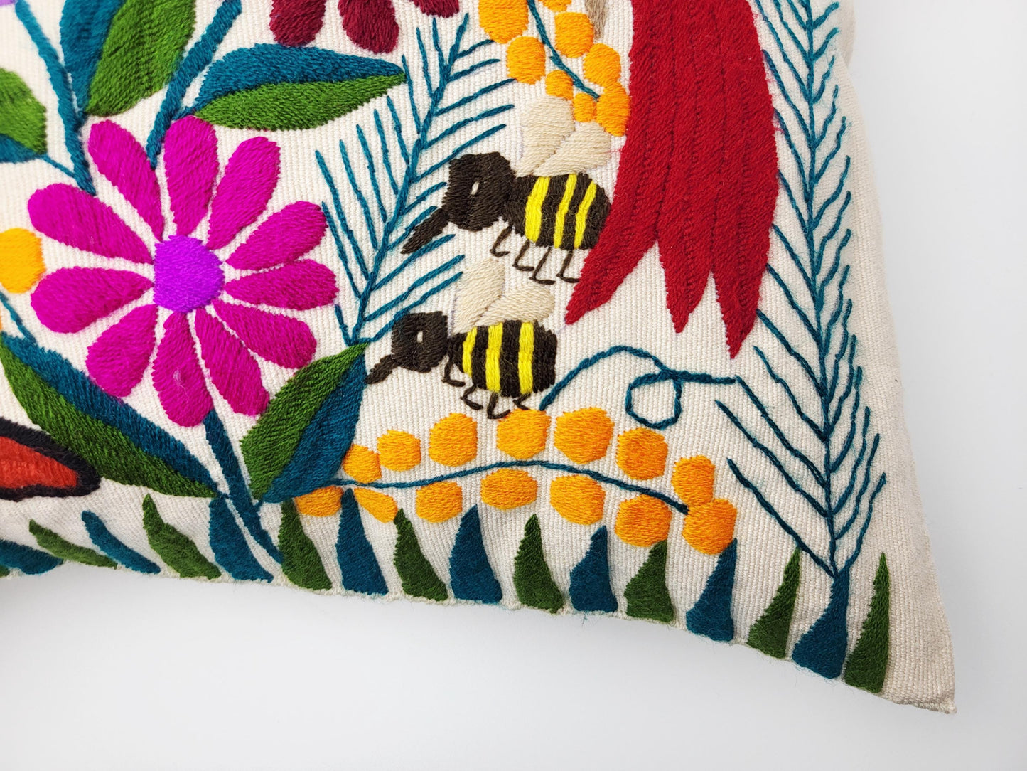 Von mexikanischen Indigenen besticktes und gewebter Kissenbezug