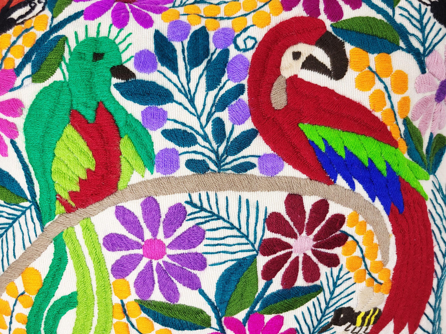 Von mexikanischen Indigenen besticktes und gewebter Kissenbezug