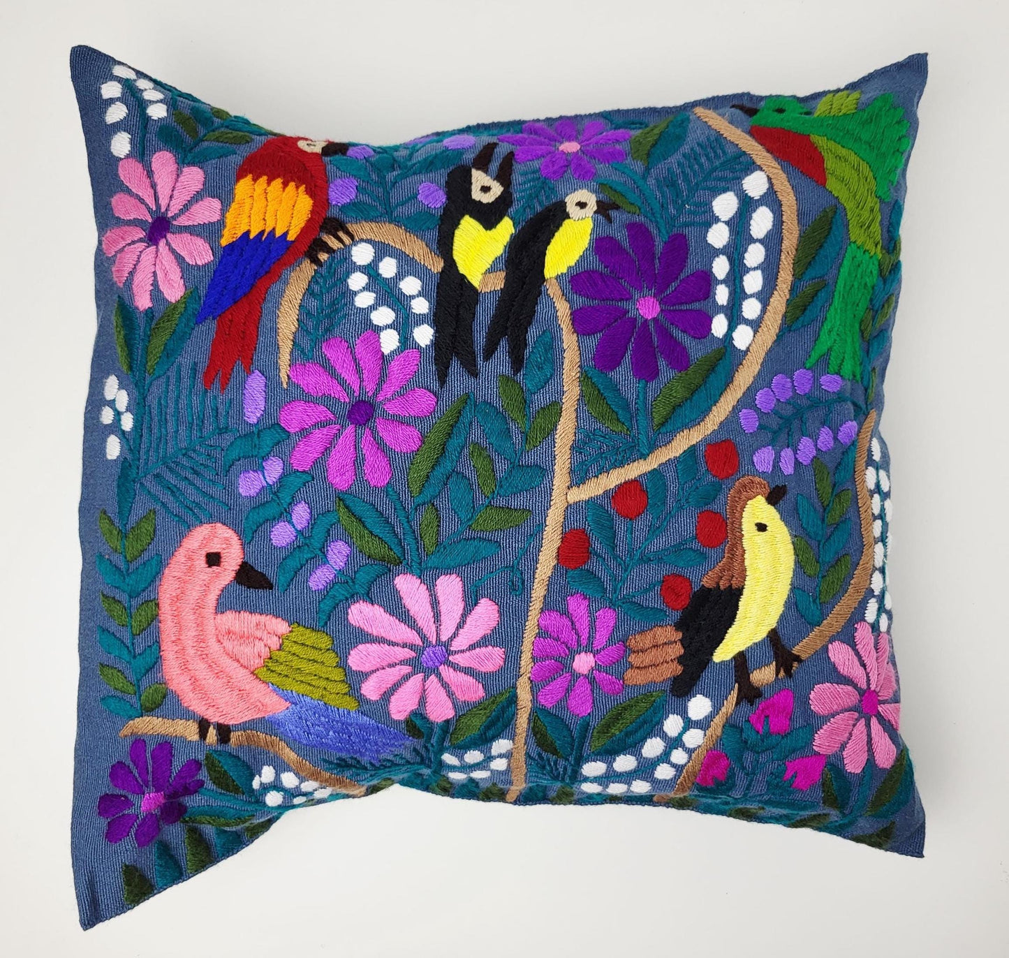 Von mexikanischen Indigenen besticktes und gewebter Kissenbezug