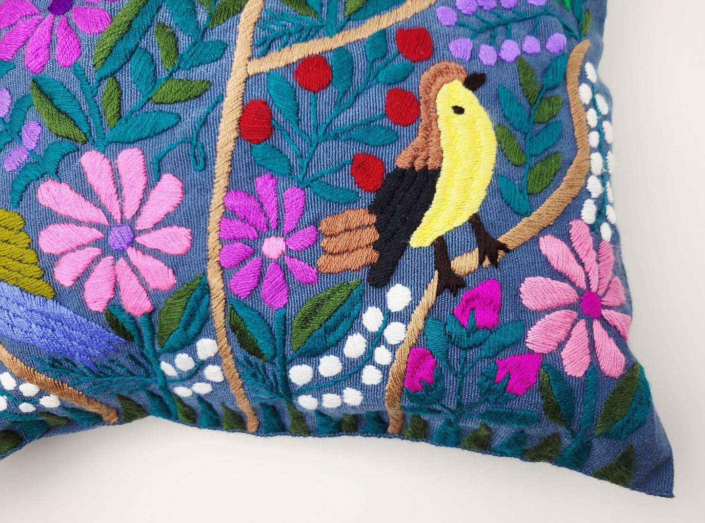 Von mexikanischen Indigenen besticktes und gewebter Kissenbezug