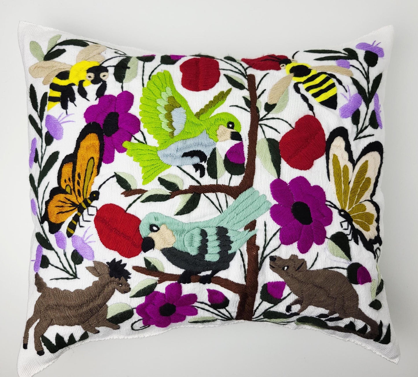 Von mexikanischen Indigenen besticktes und gewebter Kissenbezug