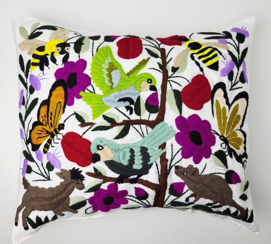 Von mexikanischen Indigenen besticktes und gewebter Kissenbezug