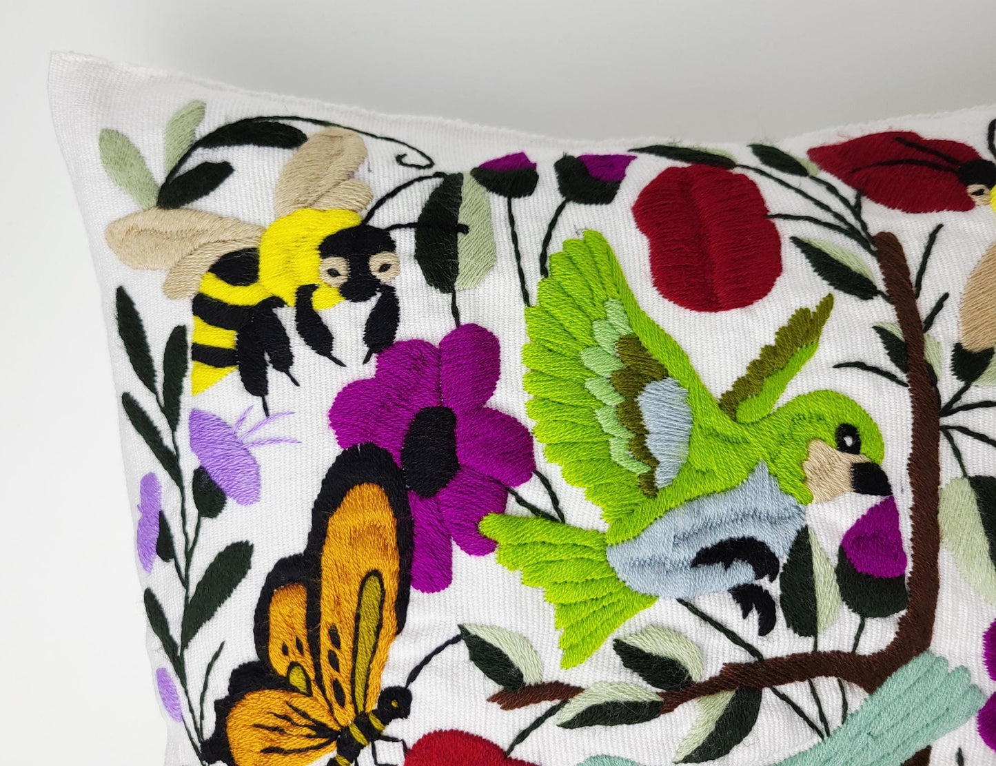 Von mexikanischen Indigenen besticktes und gewebter Kissenbezug