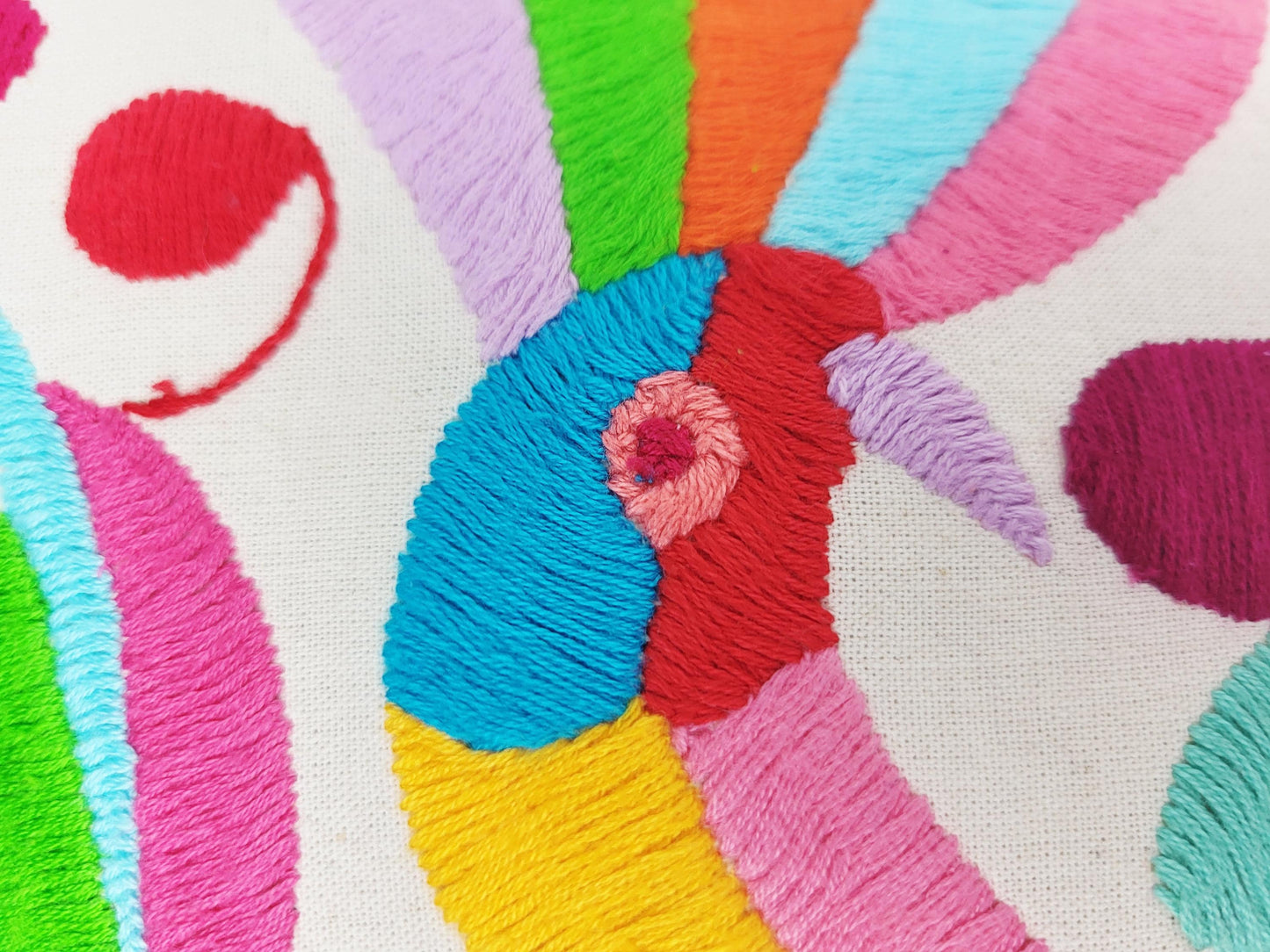 Mexikanischer handbestickter Kissenbezug aus Tenango de Doria Hidalgo, Otomi Kissen