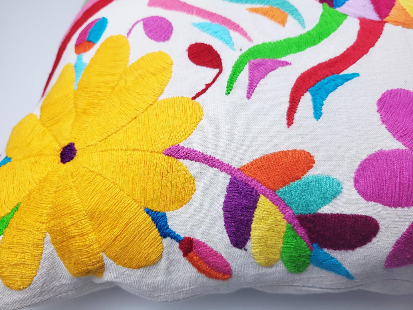 Mexikanischer handbestickter Kissenbezug aus Tenango de Doria Hidalgo, Otomi Kissen