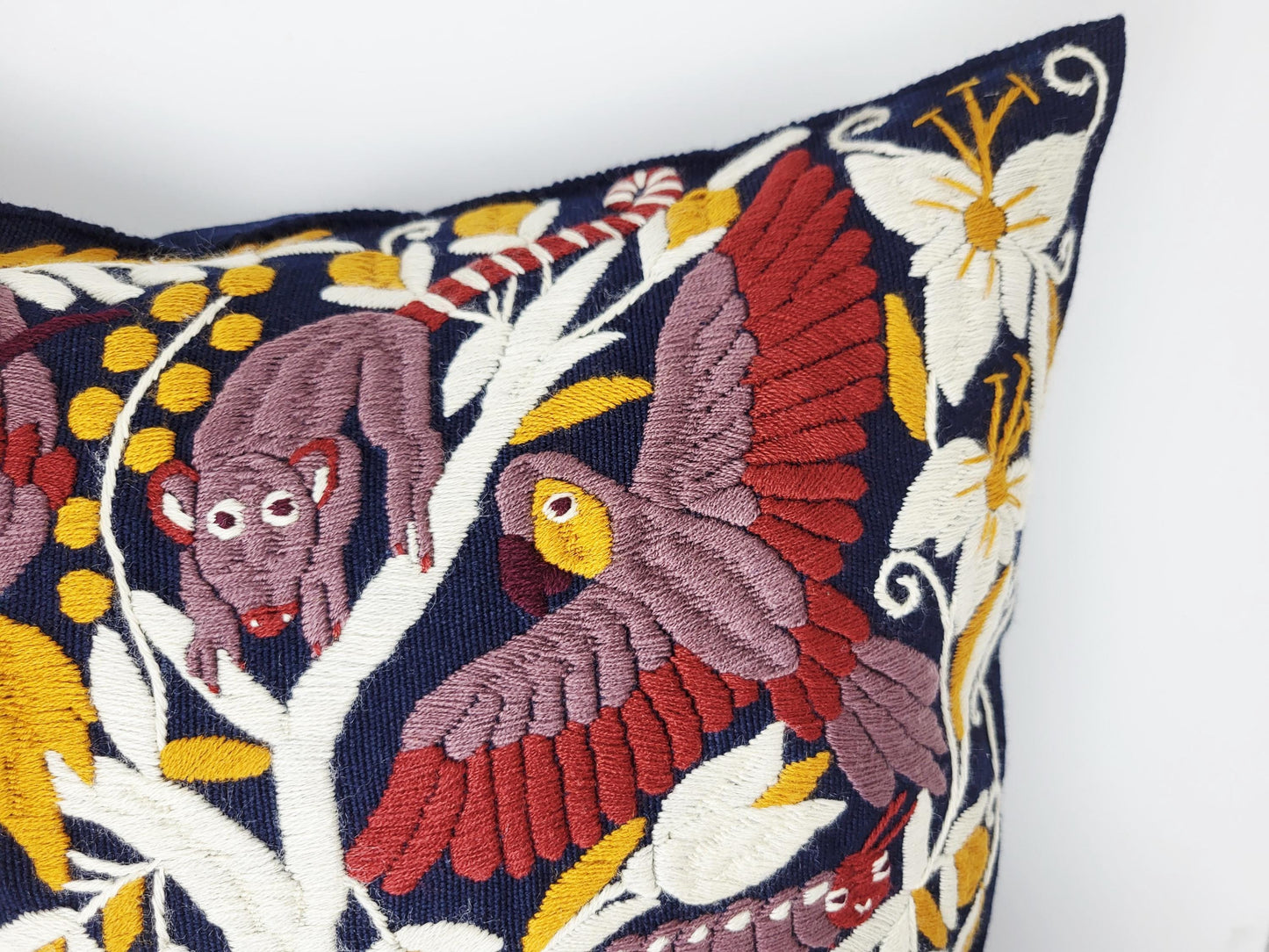 Handbestickter Kissenbezug Mexiko | Bunte Tiermuster | Fairtrade Dekokissen Chiapas | Unikat Maya Textilkunst | Boho Ethno Deko