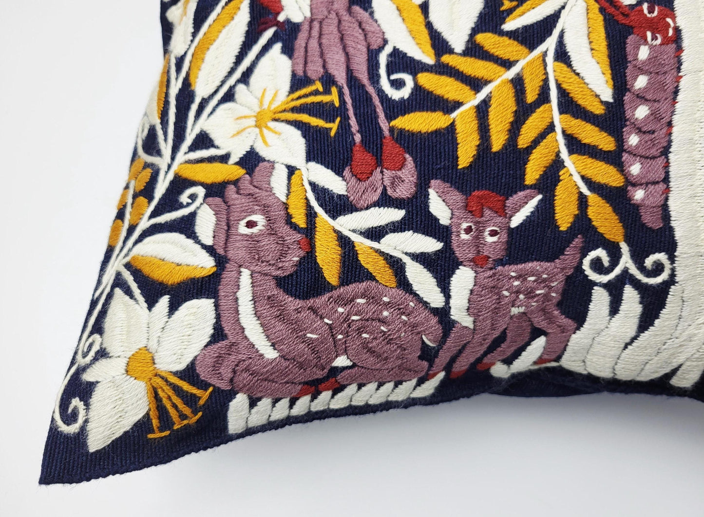 Handbestickter Kissenbezug Mexiko | Bunte Tiermuster | Fairtrade Dekokissen Chiapas | Unikat Maya Textilkunst | Boho Ethno Deko