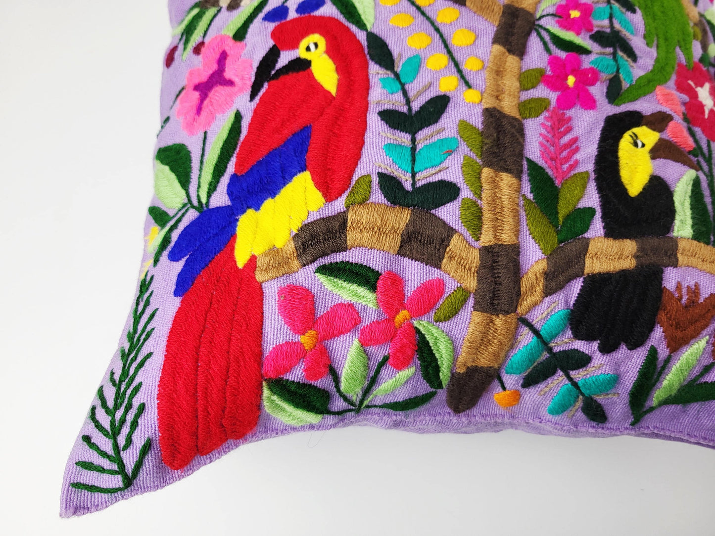 Handgewebtes & Handbesticktes Dekokissen aus Mexiko – Direkt von Maya-Kunsthandwerkerinnen