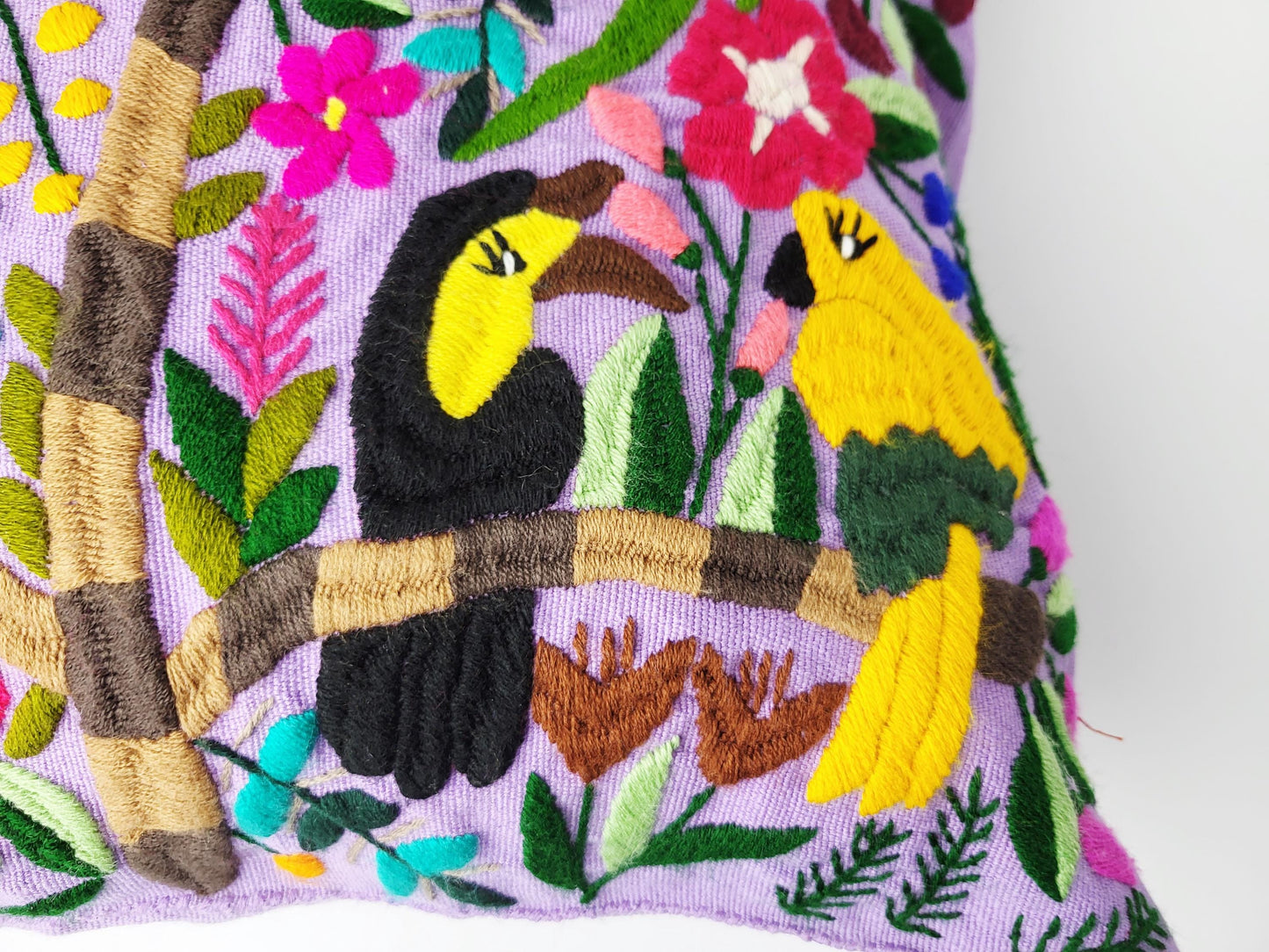 Handgewebtes & Handbesticktes Dekokissen aus Mexiko – Direkt von Maya-Kunsthandwerkerinnen