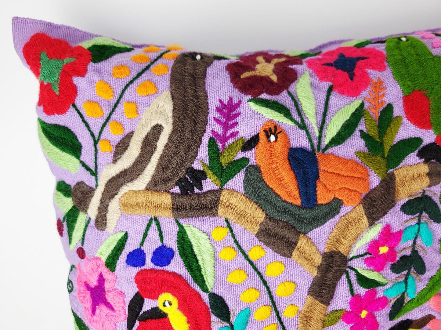 Handgewebtes & Handbesticktes Dekokissen aus Mexiko – Direkt von Maya-Kunsthandwerkerinnen
