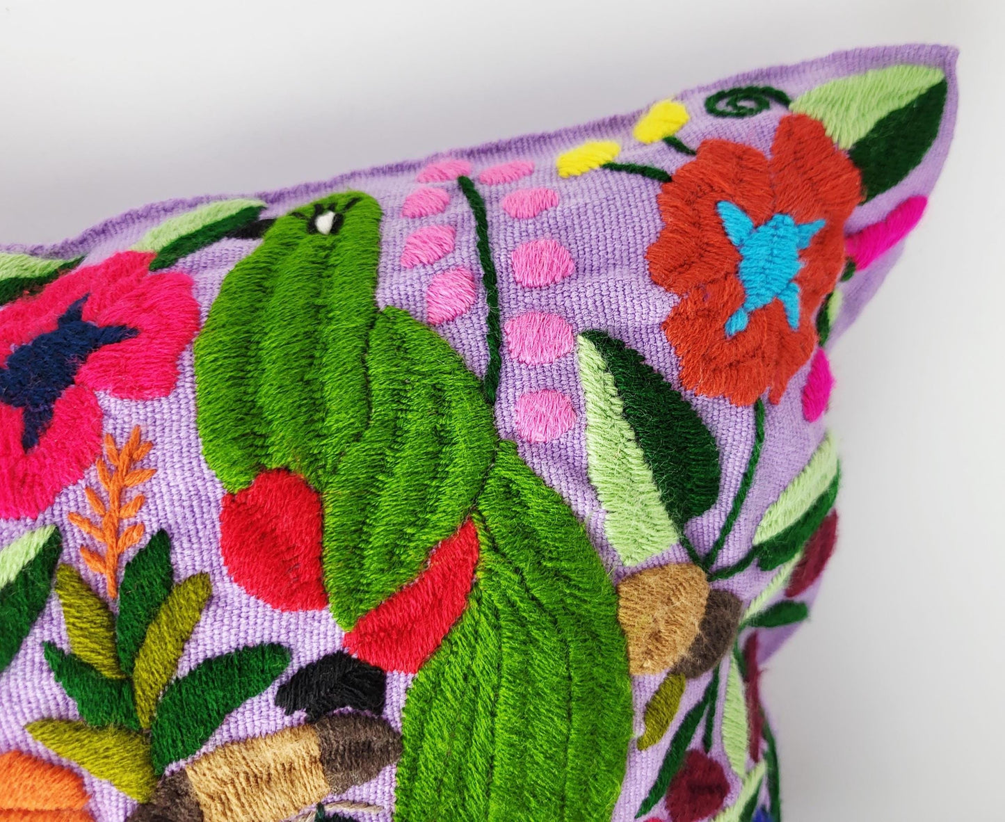 Handgewebtes & Handbesticktes Dekokissen aus Mexiko – Direkt von Maya-Kunsthandwerkerinnen