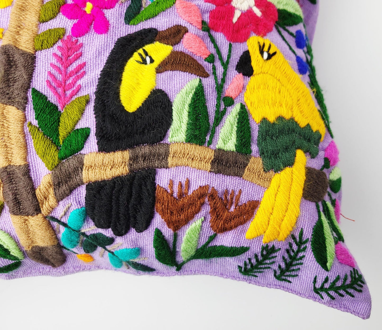 Handgewebtes & Handbesticktes Dekokissen aus Mexiko – Direkt von Maya-Kunsthandwerkerinnen