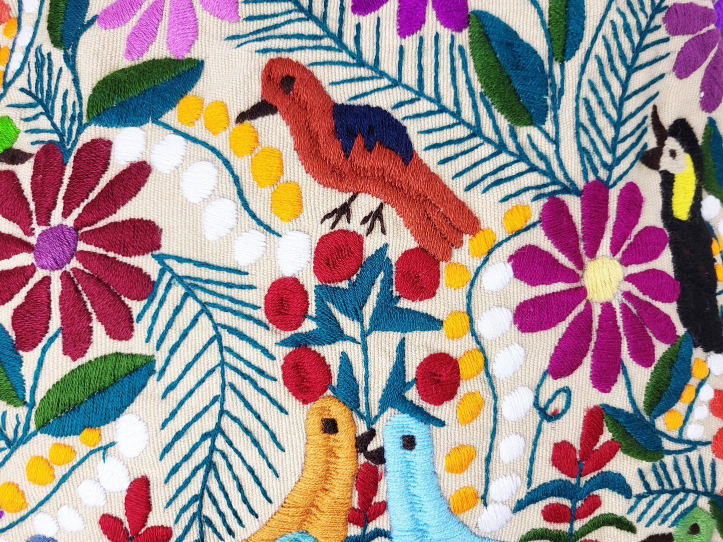 Handgewebtes & Handbesticktes Dekokissen aus Mexiko – Direkt von Maya-Kunsthandwerkerinnen