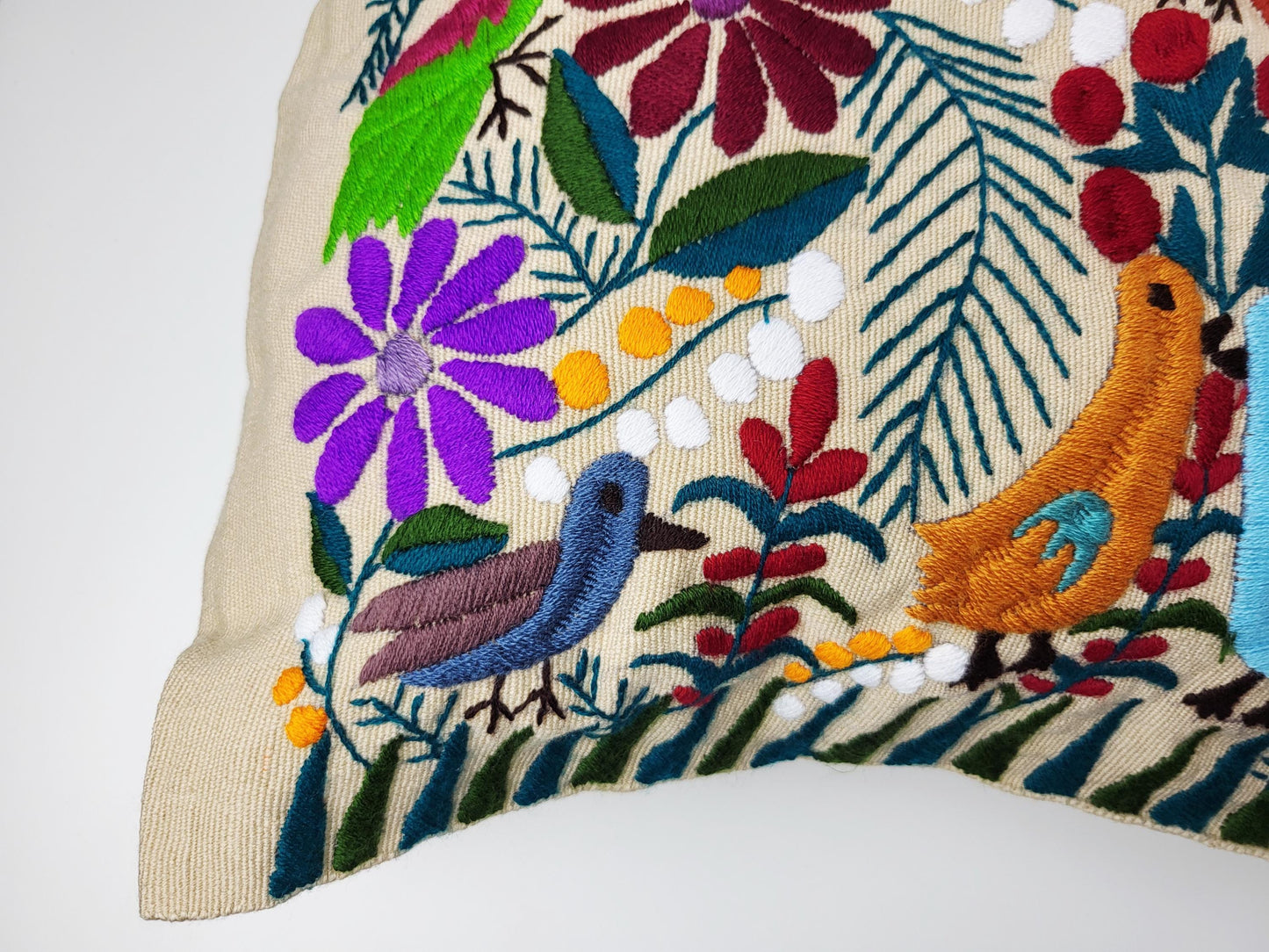 Handgewebtes & Handbesticktes Dekokissen aus Mexiko – Direkt von Maya-Kunsthandwerkerinnen