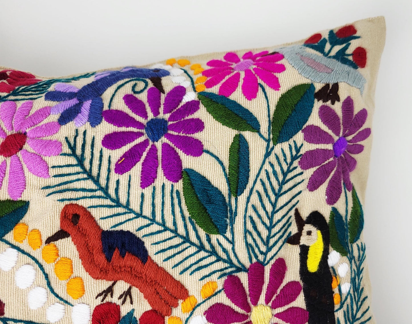 Handgewebtes & Handbesticktes Dekokissen aus Mexiko – Direkt von Maya-Kunsthandwerkerinnen