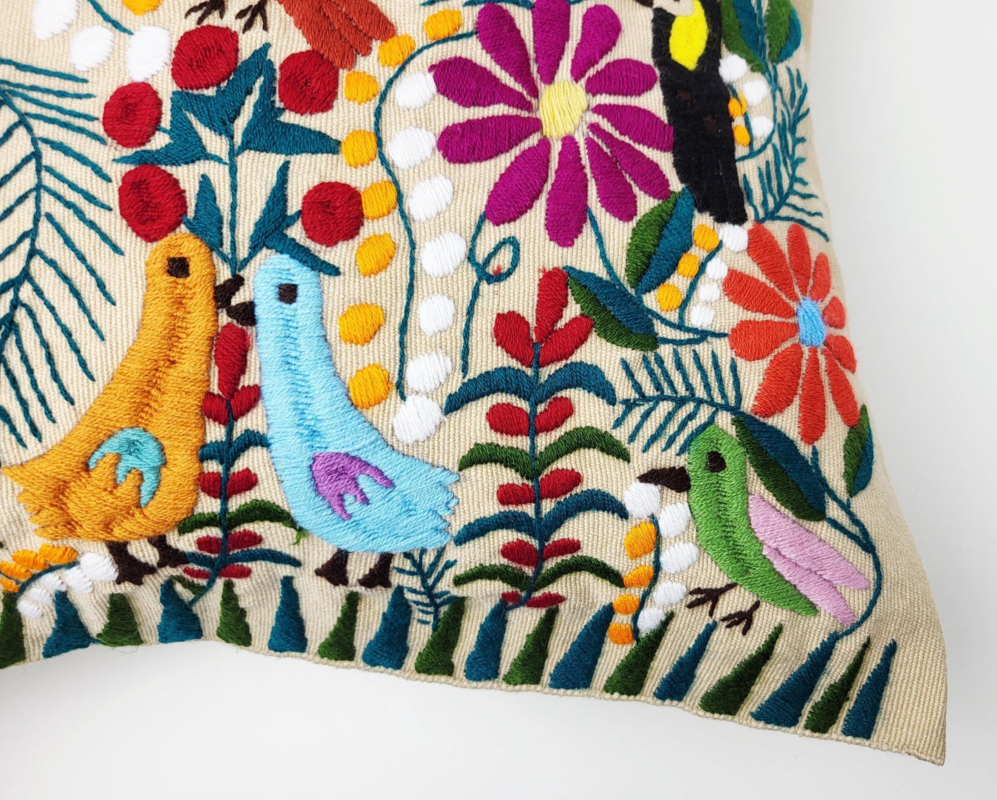 Handgewebtes & Handbesticktes Dekokissen aus Mexiko – Direkt von Maya-Kunsthandwerkerinnen
