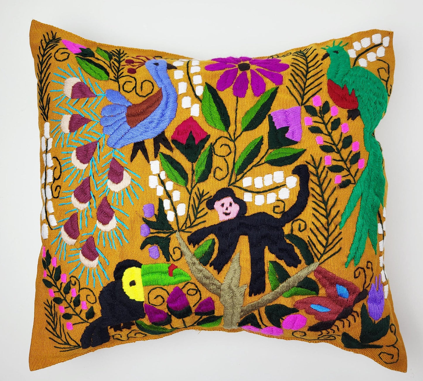 Besticktes und gewebtes Kissen aus Mexiko, Kissenhülle mit Tiermuster aus Mexiko