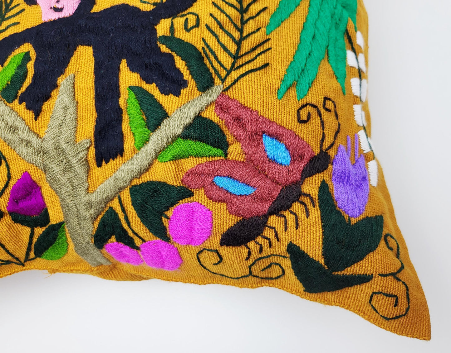 Besticktes und gewebtes Kissen aus Mexiko, Kissenhülle mit Tiermuster aus Mexiko