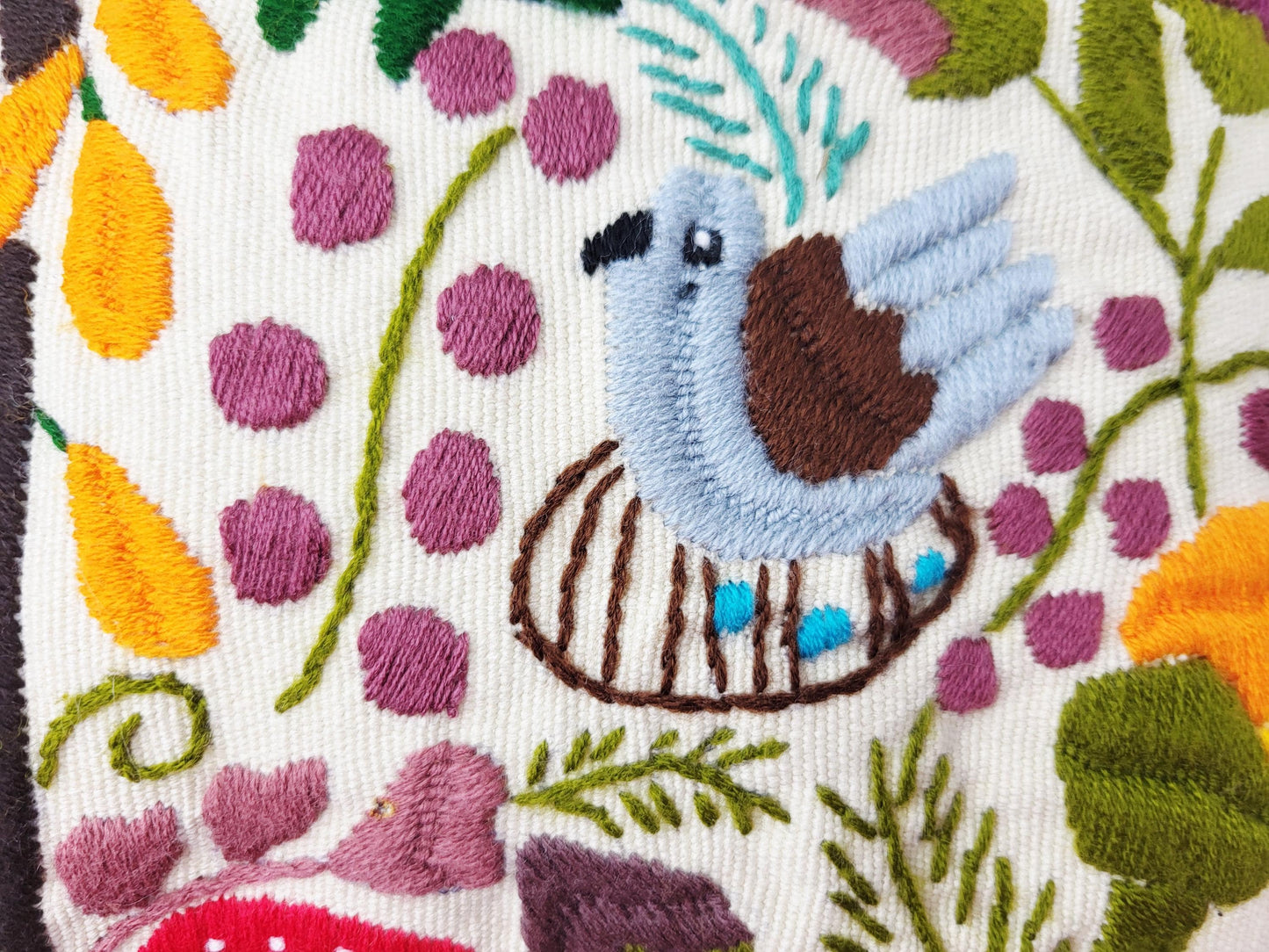 Besticktes und gewebtes Kissen aus Mexiko, Kissenhülle mit Tiermuster aus Mexiko