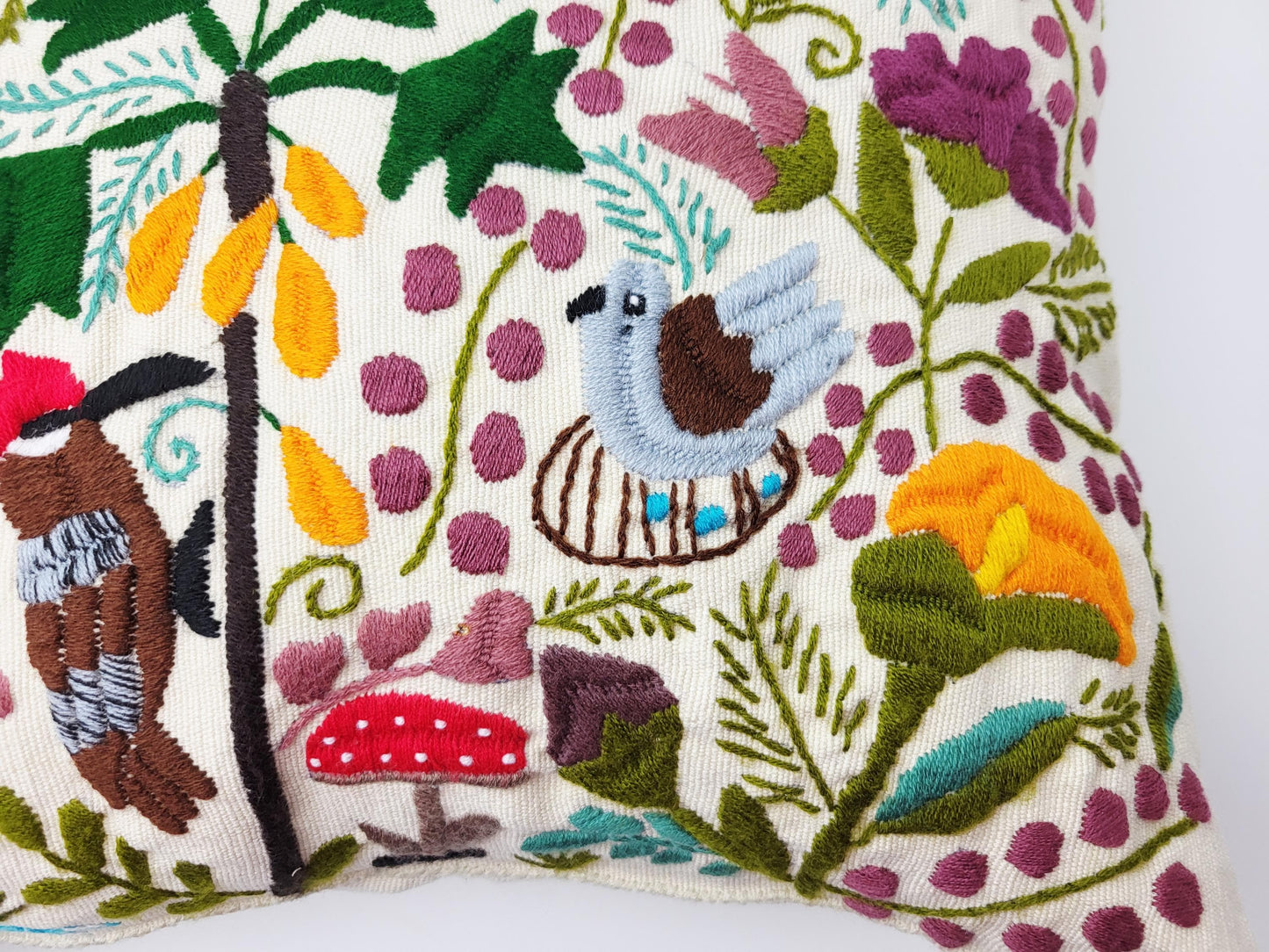 Besticktes und gewebtes Kissen aus Mexiko, Kissenhülle mit Tiermuster aus Mexiko