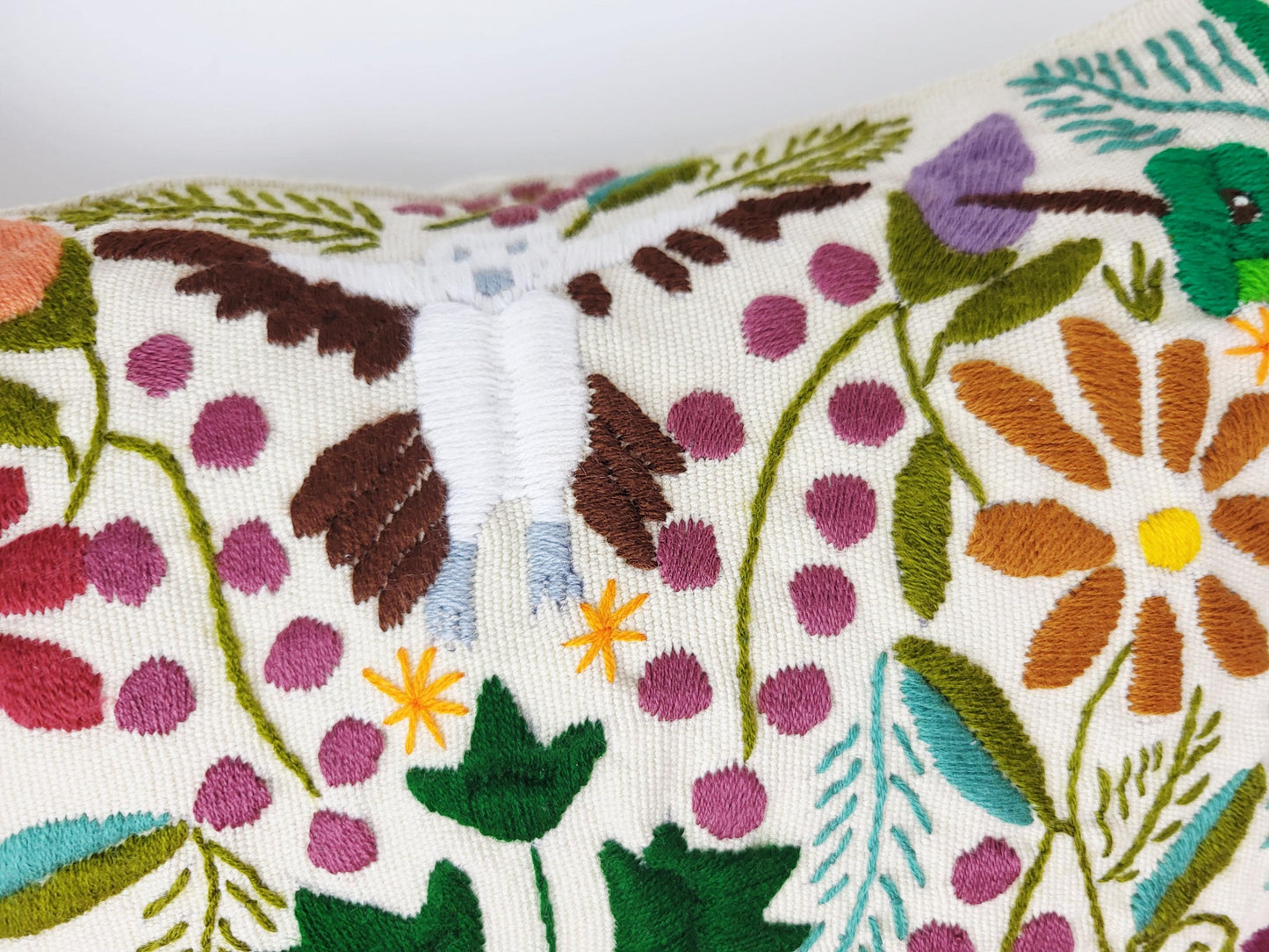 Besticktes und gewebtes Kissen aus Mexiko, Kissenhülle mit Tiermuster aus Mexiko