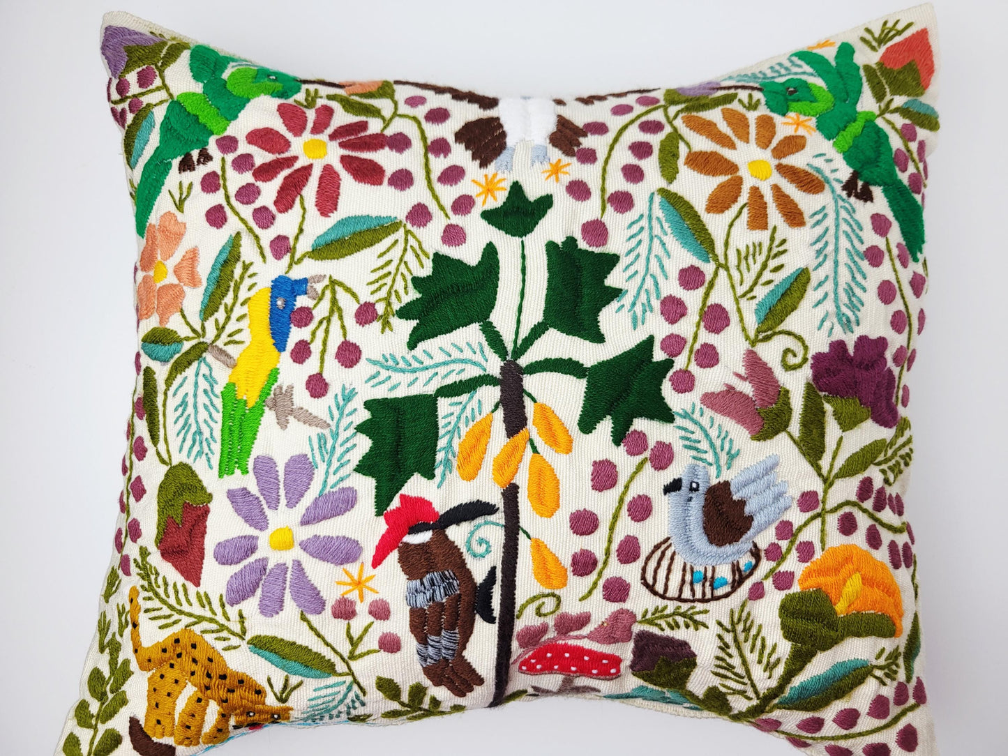 Besticktes und gewebtes Kissen aus Mexiko, Kissenhülle mit Tiermuster aus Mexiko