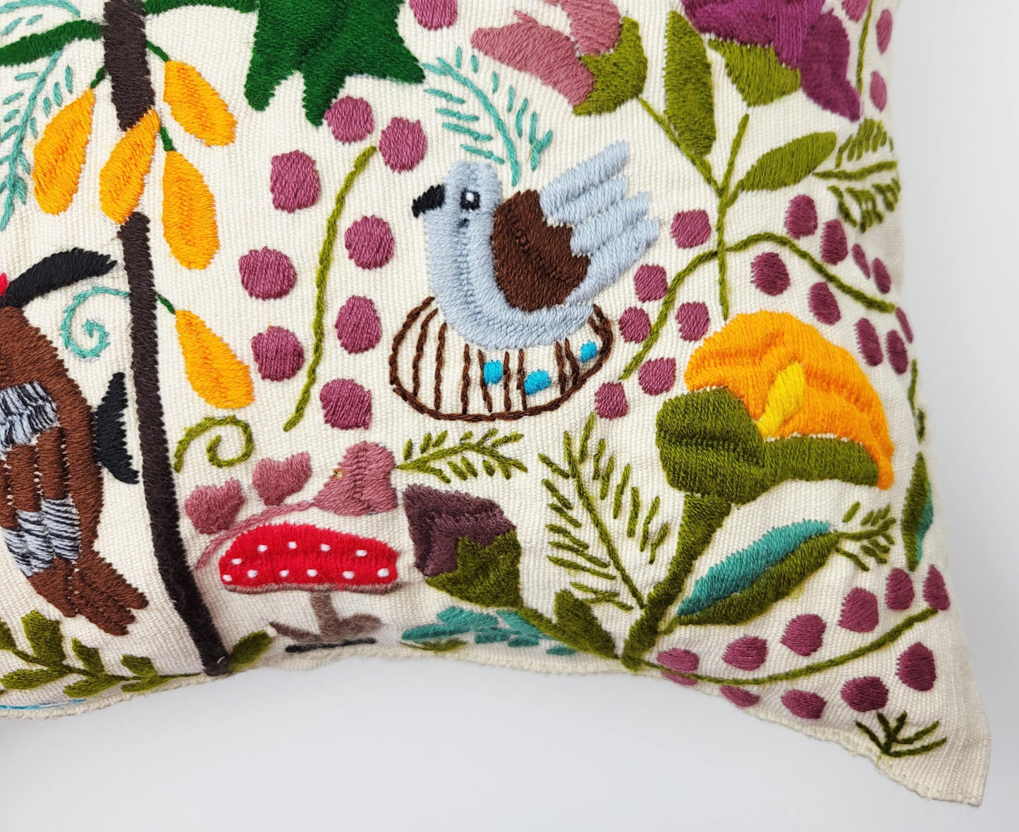 Besticktes und gewebtes Kissen aus Mexiko, Kissenhülle mit Tiermuster aus Mexiko