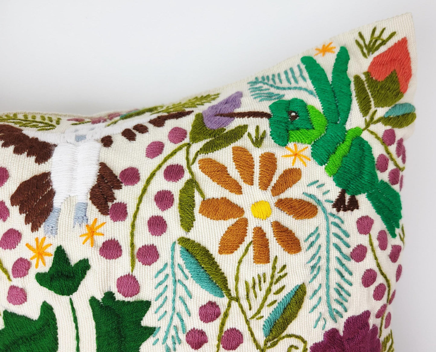 Besticktes und gewebtes Kissen aus Mexiko, Kissenhülle mit Tiermuster aus Mexiko