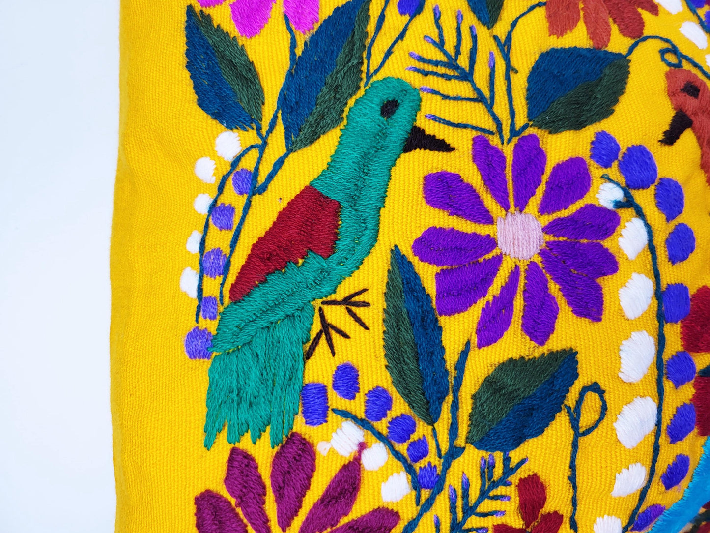 Besticktes und gewebtes Kissen aus Mexiko, Kissenhülle mit Tiermuster aus Mexiko