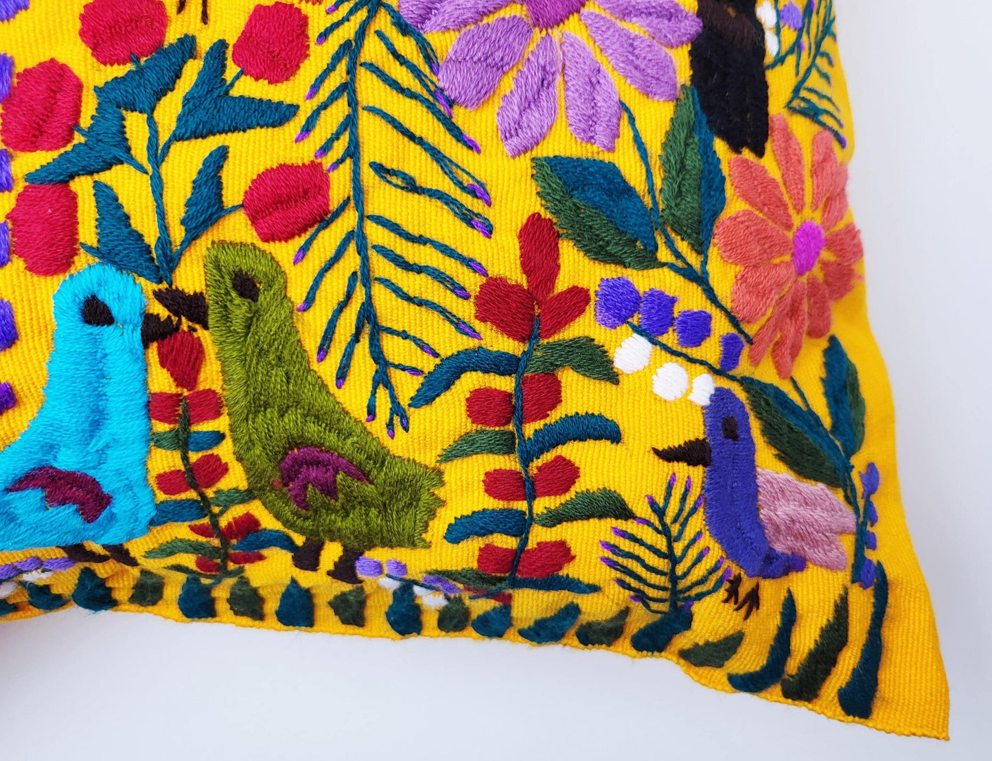 Besticktes und gewebtes Kissen aus Mexiko, Kissenhülle mit Tiermuster aus Mexiko