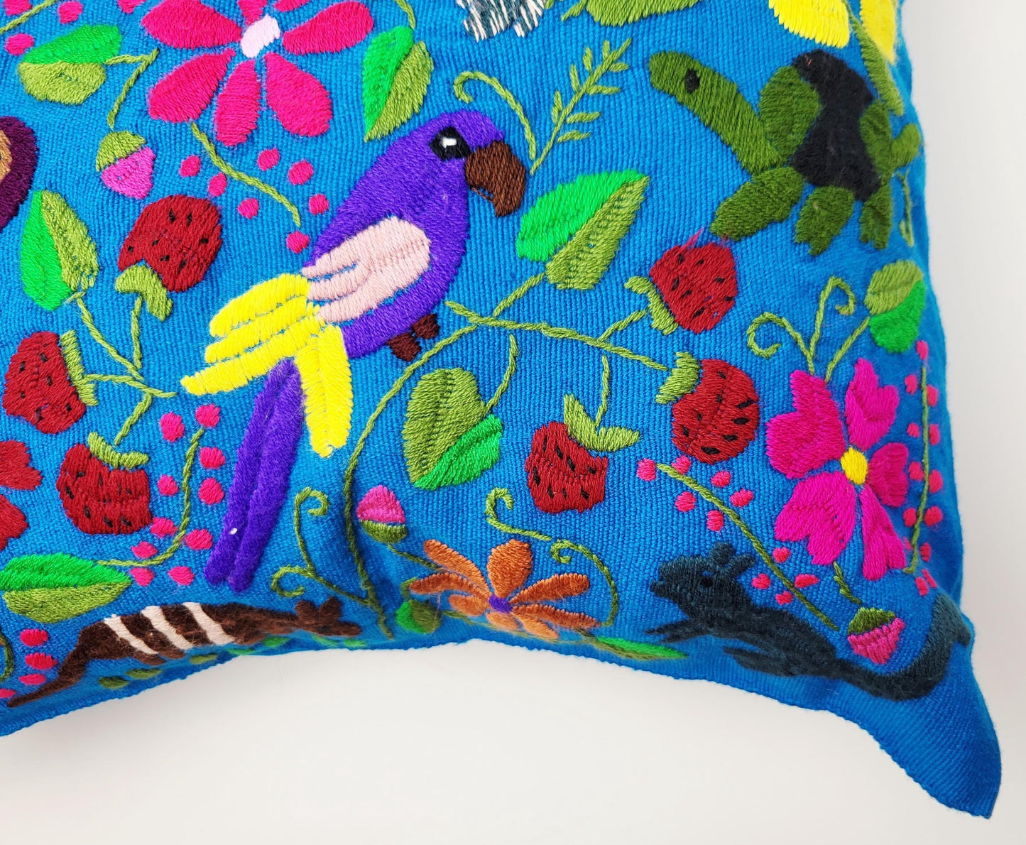 Besticktes und gewebtes Kissen aus Mexiko, Kissenhülle mit Tiermuster aus Mexiko
