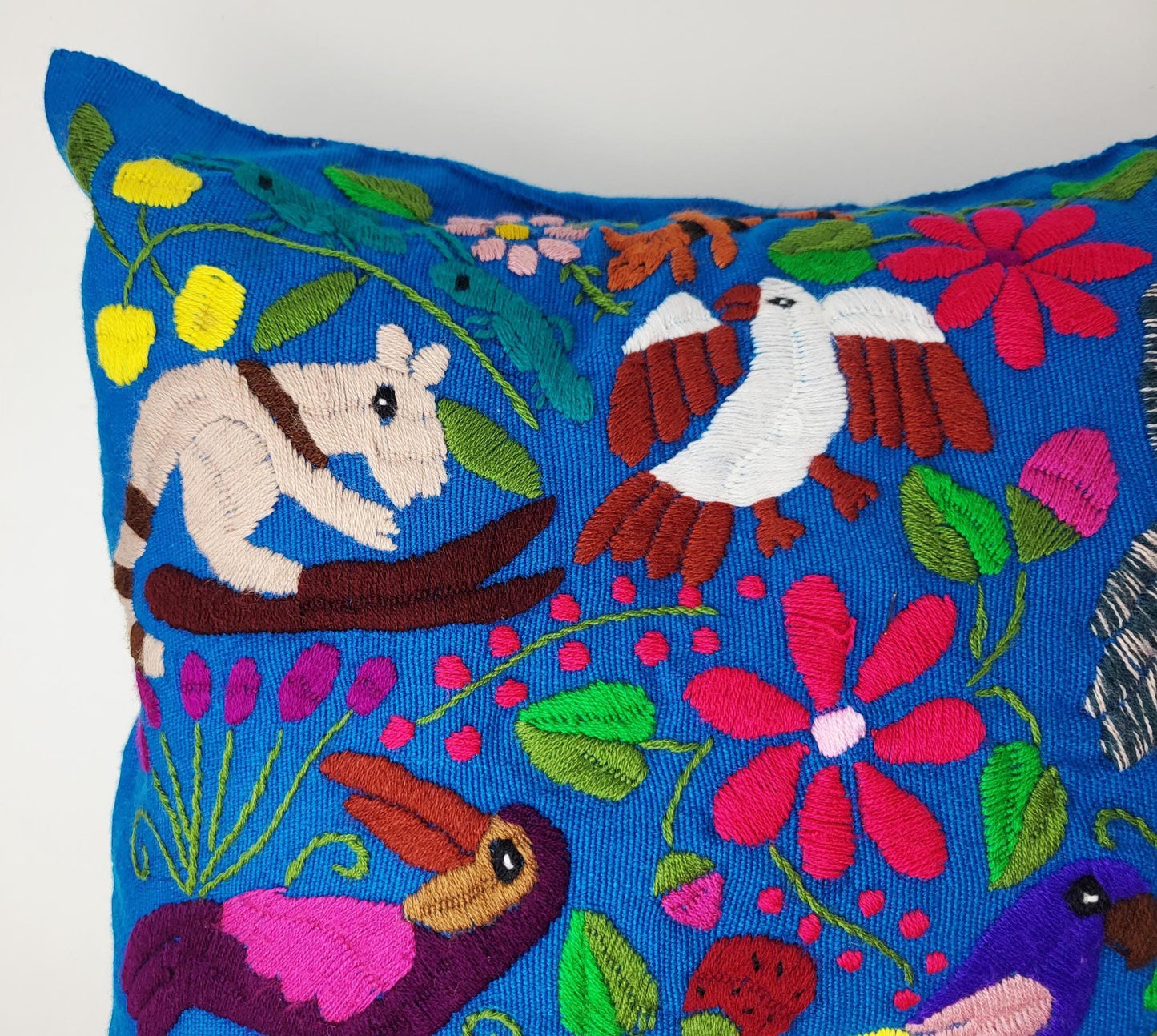 Besticktes und gewebtes Kissen aus Mexiko, Kissenhülle mit Tiermuster aus Mexiko