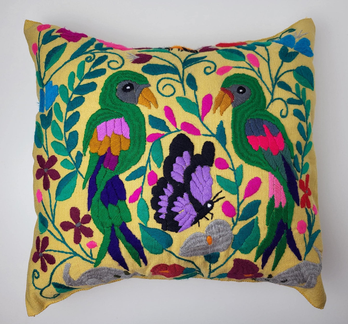 Besticktes und gewebtes Kissen aus Mexiko, Kissenhülle mit Tiermuster aus Mexiko