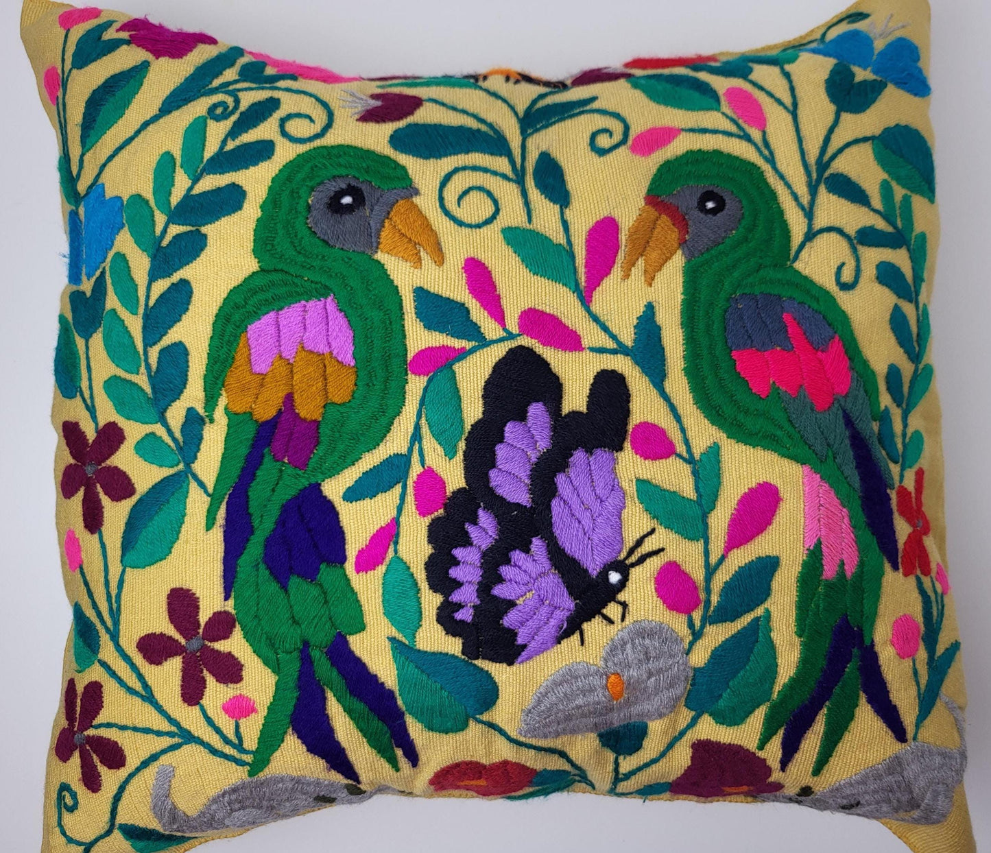 Besticktes und gewebtes Kissen aus Mexiko, Kissenhülle mit Tiermuster aus Mexiko