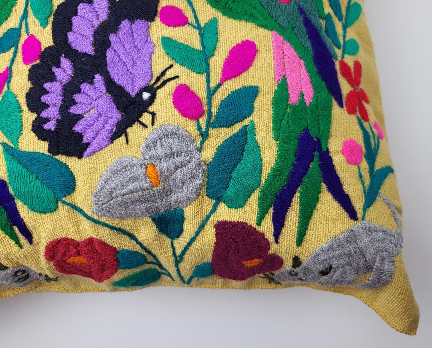 Besticktes und gewebtes Kissen aus Mexiko, Kissenhülle mit Tiermuster aus Mexiko