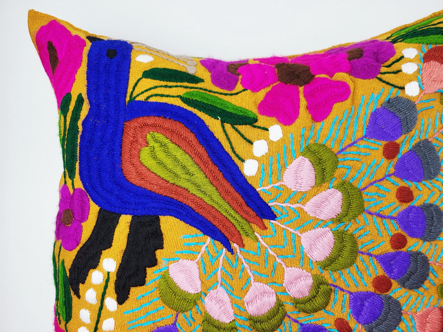 Besticktes und gewebtes Kissen aus Mexiko, Kissenhülle mit Tiermuster aus Mexiko