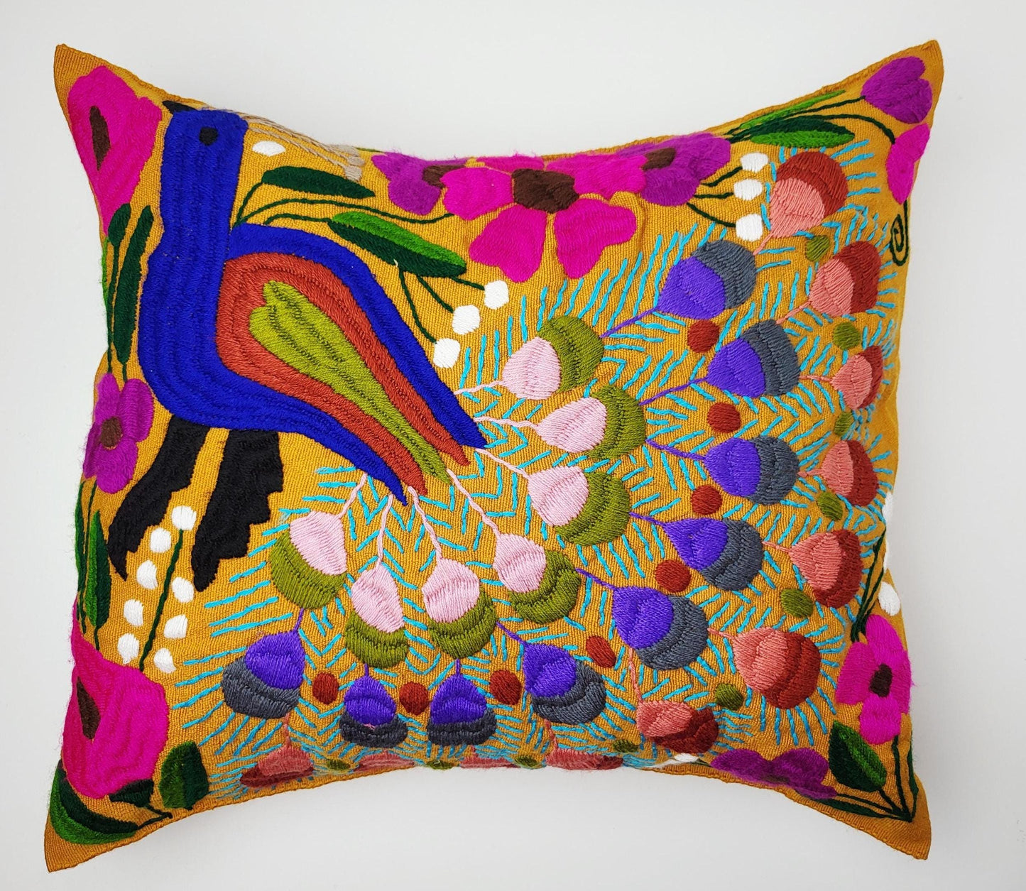 Besticktes und gewebtes Kissen aus Mexiko, Kissenhülle mit Tiermuster aus Mexiko