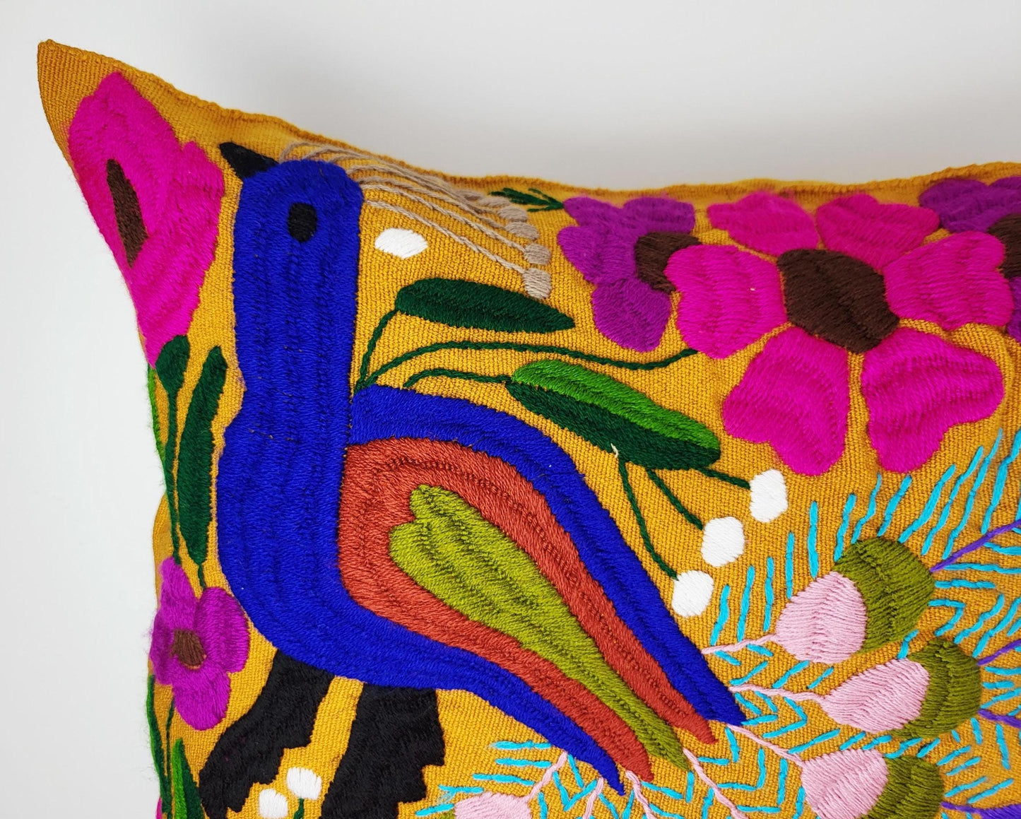 Besticktes und gewebtes Kissen aus Mexiko, Kissenhülle mit Tiermuster aus Mexiko