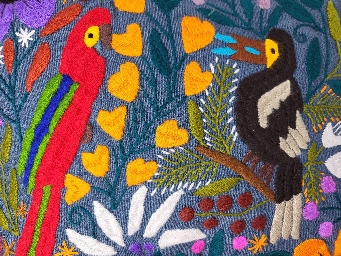 Besticktes und gewebtes Kissen aus Mexiko, Kissenhülle mit Tiermuster aus Mexiko