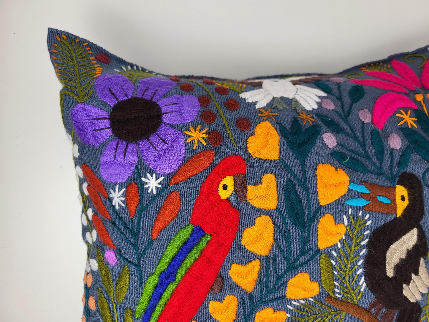 Besticktes und gewebtes Kissen aus Mexiko, Kissenhülle mit Tiermuster aus Mexiko