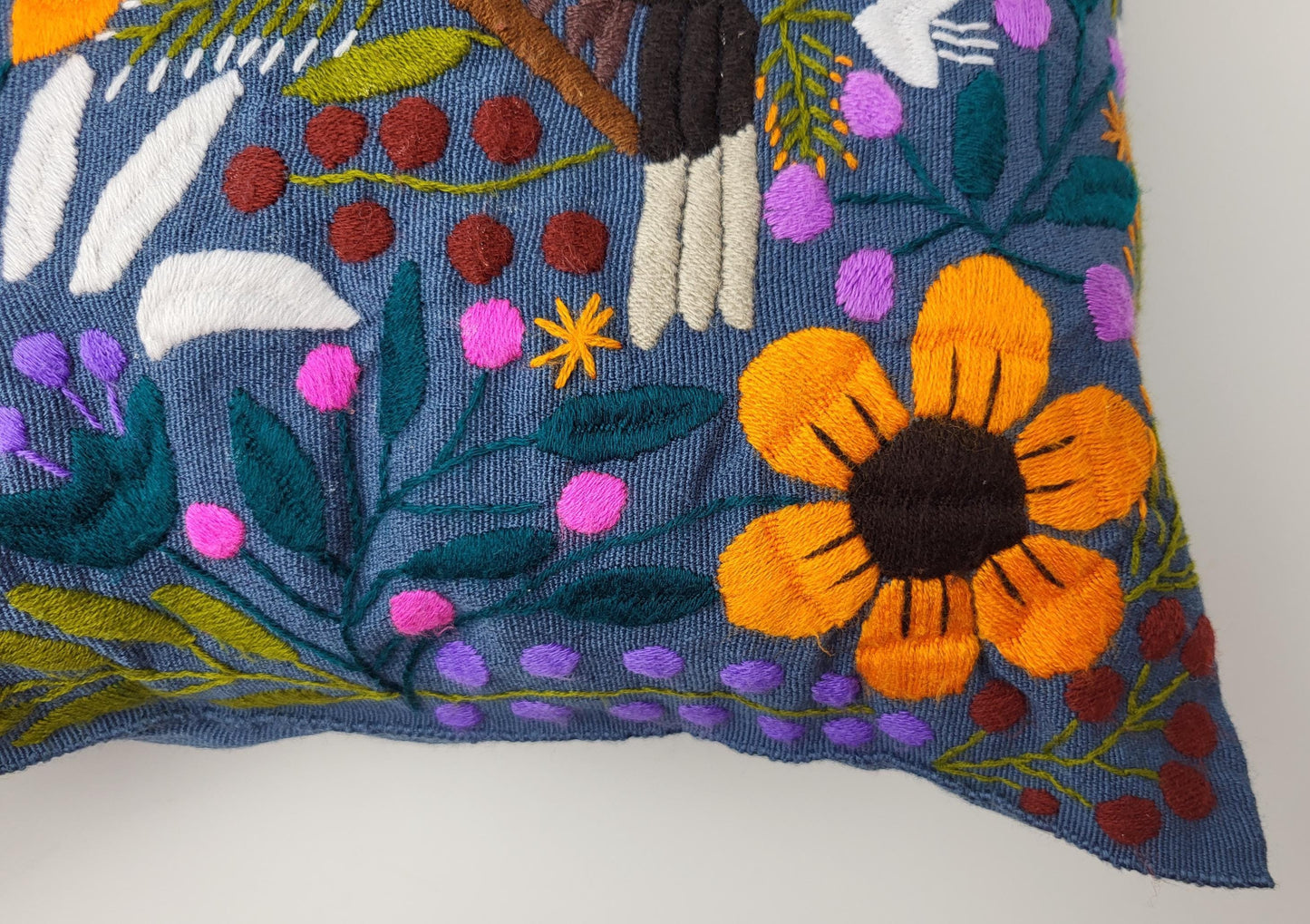 Besticktes und gewebtes Kissen aus Mexiko, Kissenhülle mit Tiermuster aus Mexiko