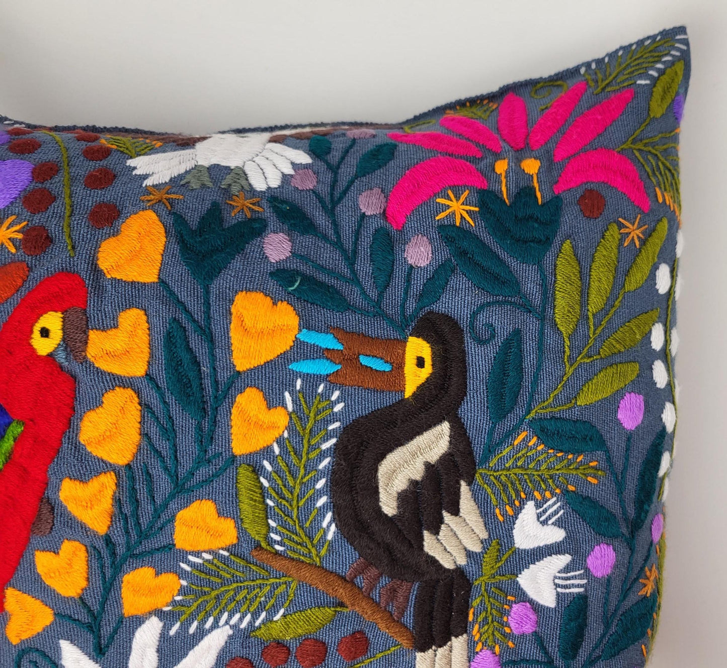 Besticktes und gewebtes Kissen aus Mexiko, Kissenhülle mit Tiermuster aus Mexiko