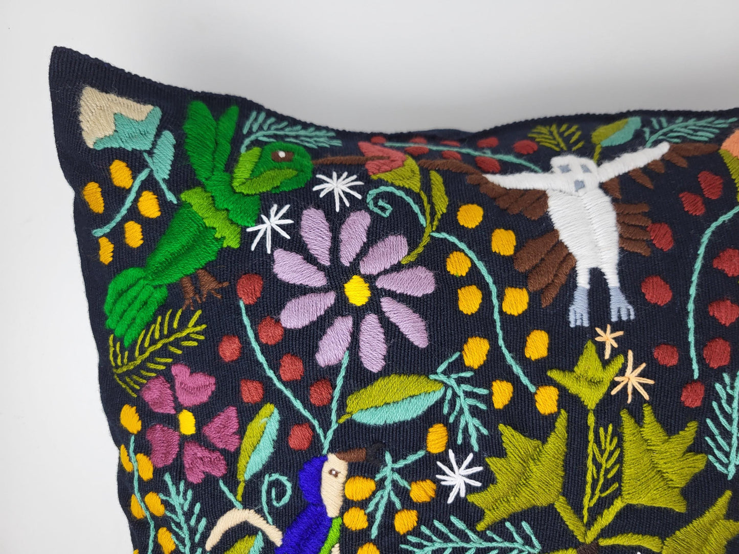 Mexikanischer handbestickter Kissenbezug mit Tiermuster