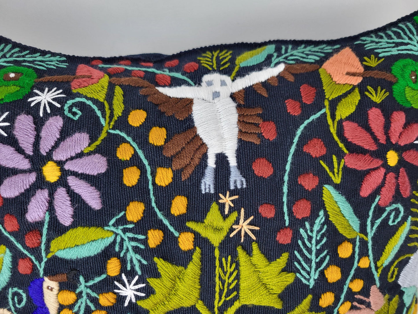 Mexikanischer handbestickter Kissenbezug mit Tiermuster