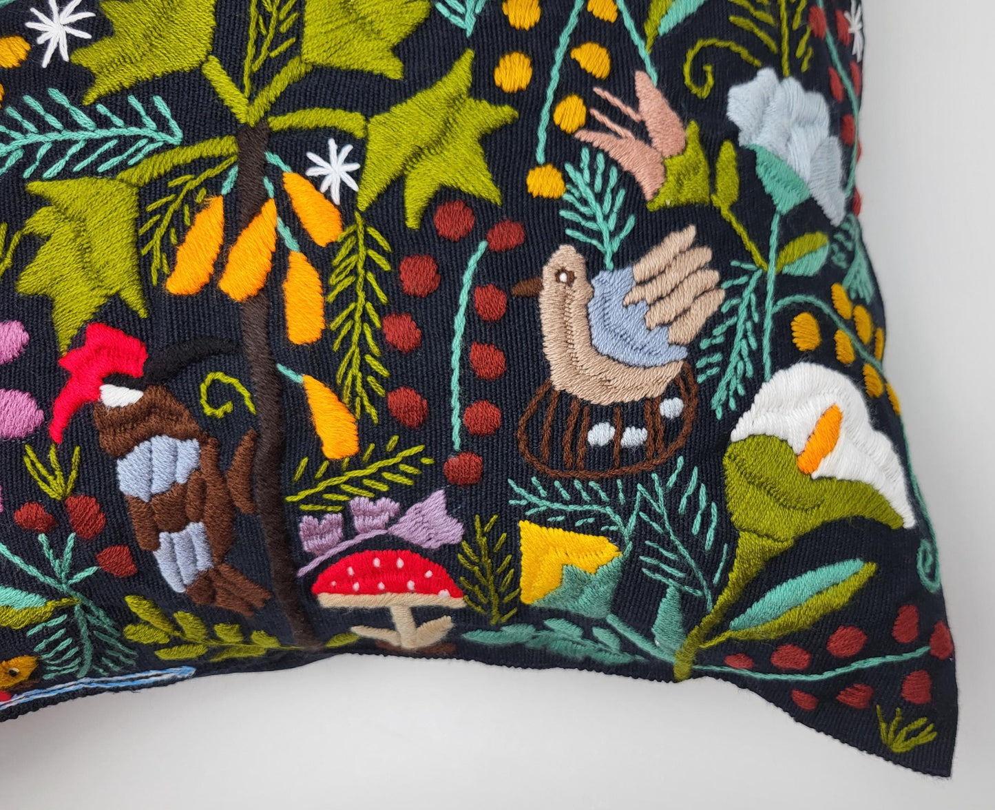 Mexikanischer handbestickter Kissenbezug mit Tiermuster