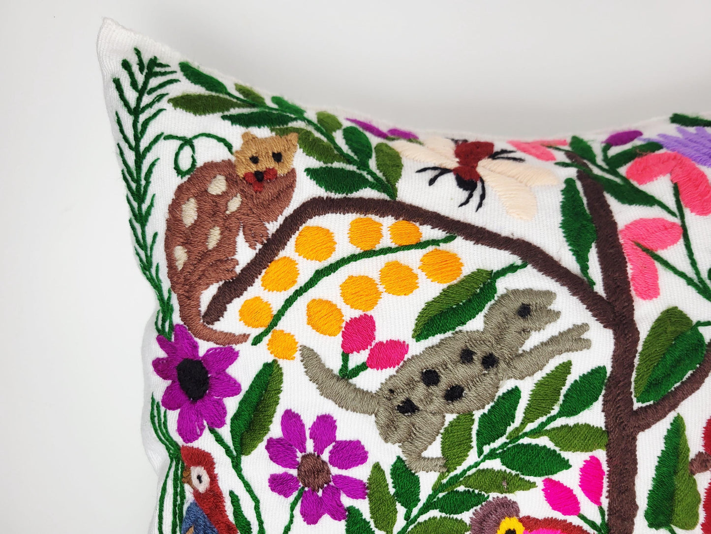 Mexikanischer handbestickter Kissenbezug mit Tiermuster