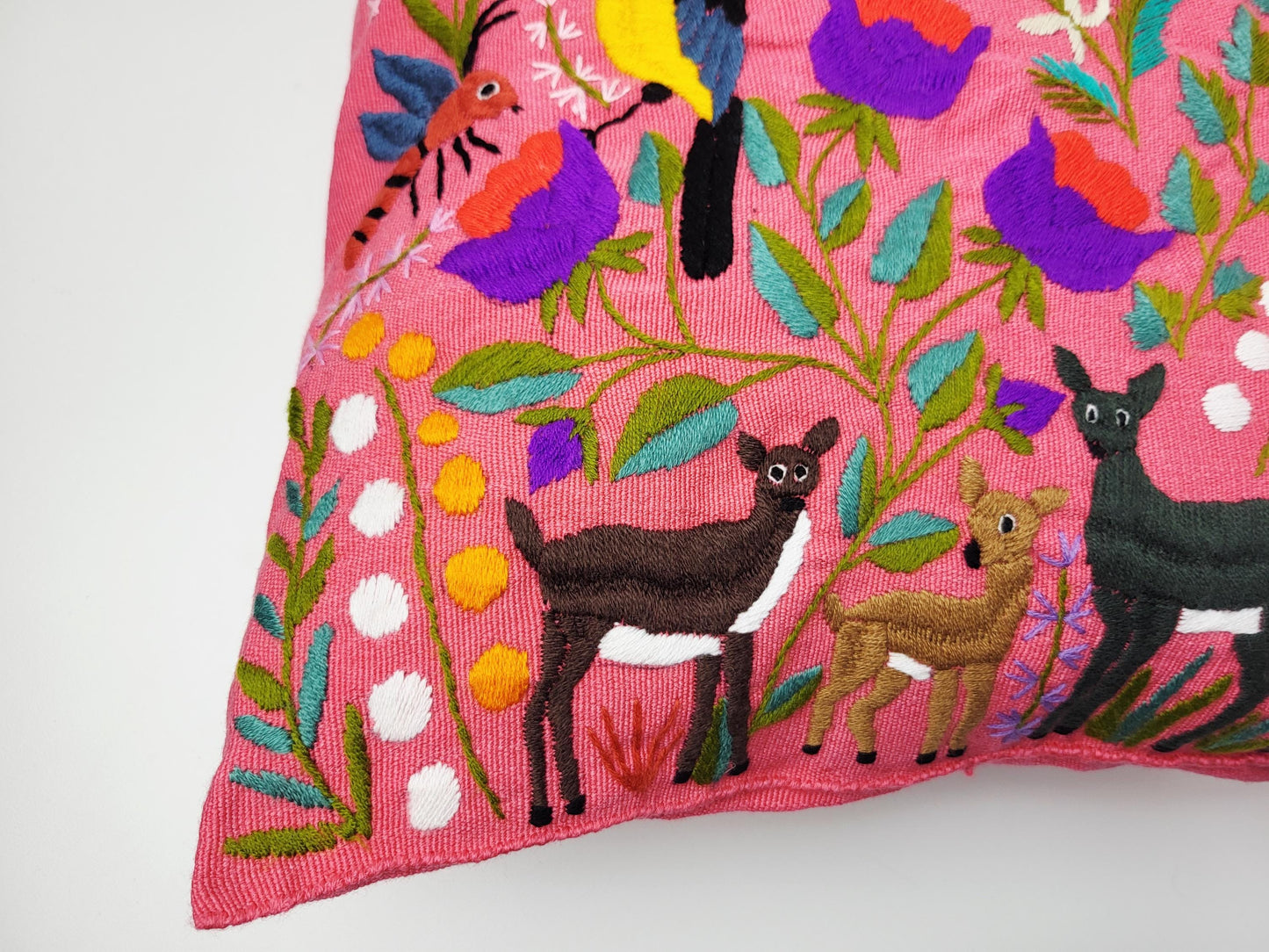 Kissen mit Tiermuster, handbestickt und gewebt in Mexiko von Indigenen Frauen