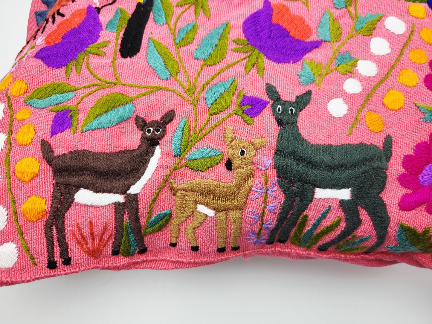 Kissen mit Tiermuster, handbestickt und gewebt in Mexiko von Indigenen Frauen