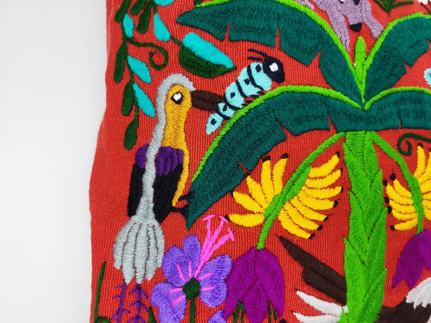 Kissen mit Tiermuster, handbestickt und gewebt in Mexiko von Indigenen Frauen